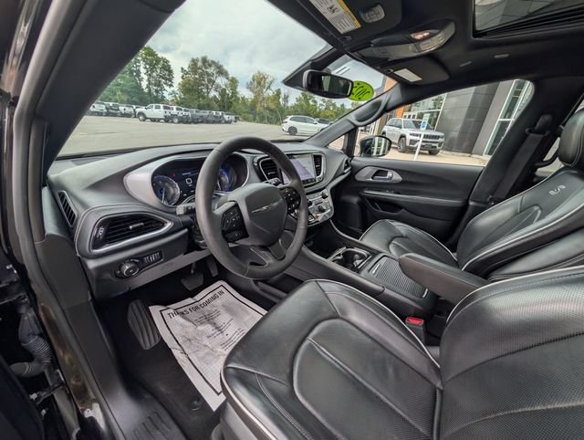 Used 2025 Chrysler Pacifica Limited FWD image 13