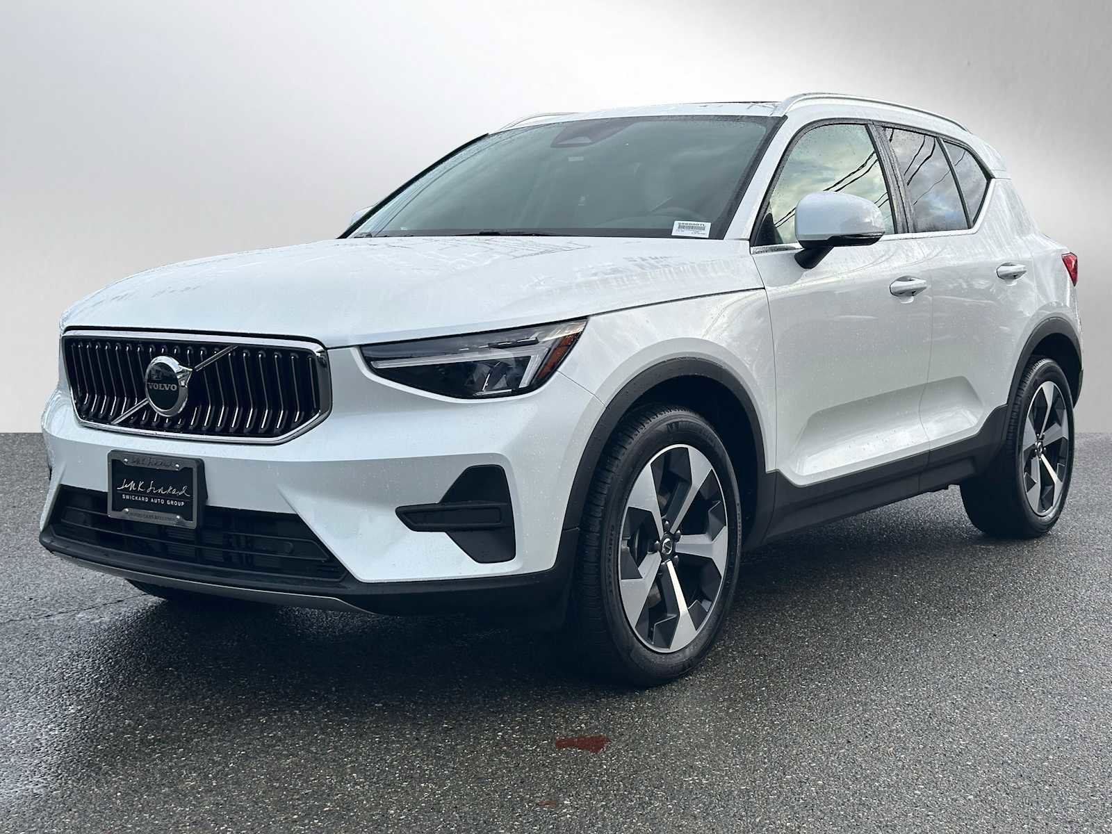 Used 2025 Volvo XC40 B5 Core w/ Climate Package image 7