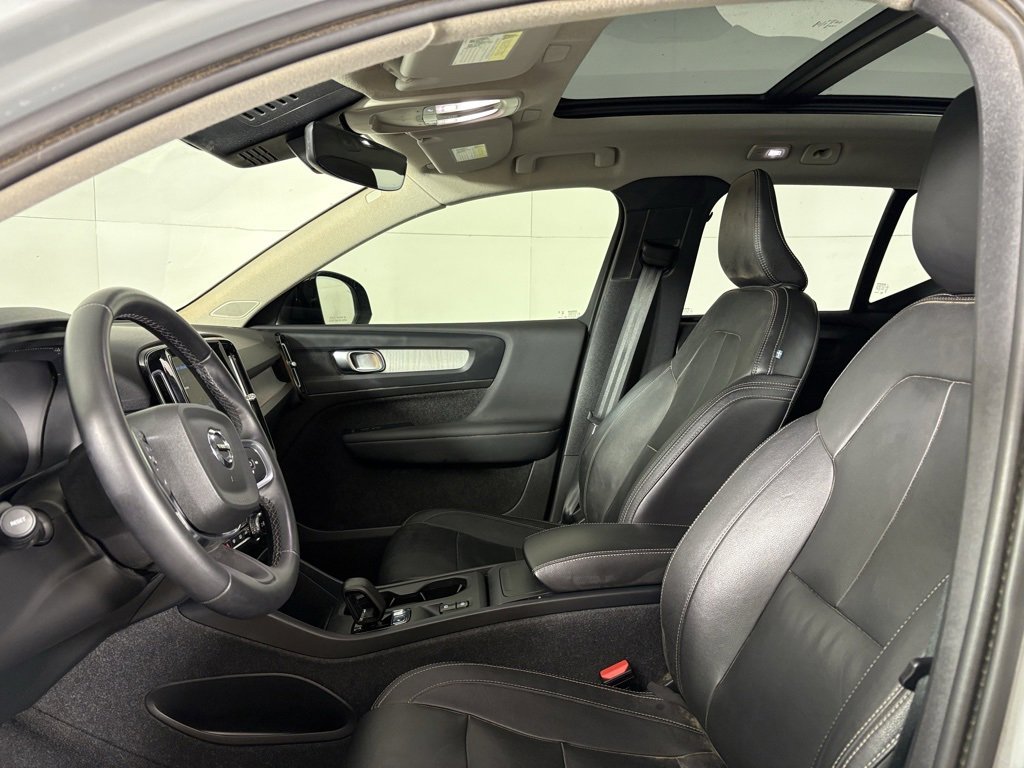 Used 2024 Volvo XC40 B5 Core image 18