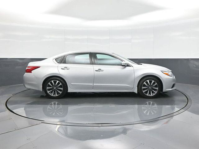 Used 2016 Nissan Altima 2.5 SV w/ Convenience Package FWD image 8