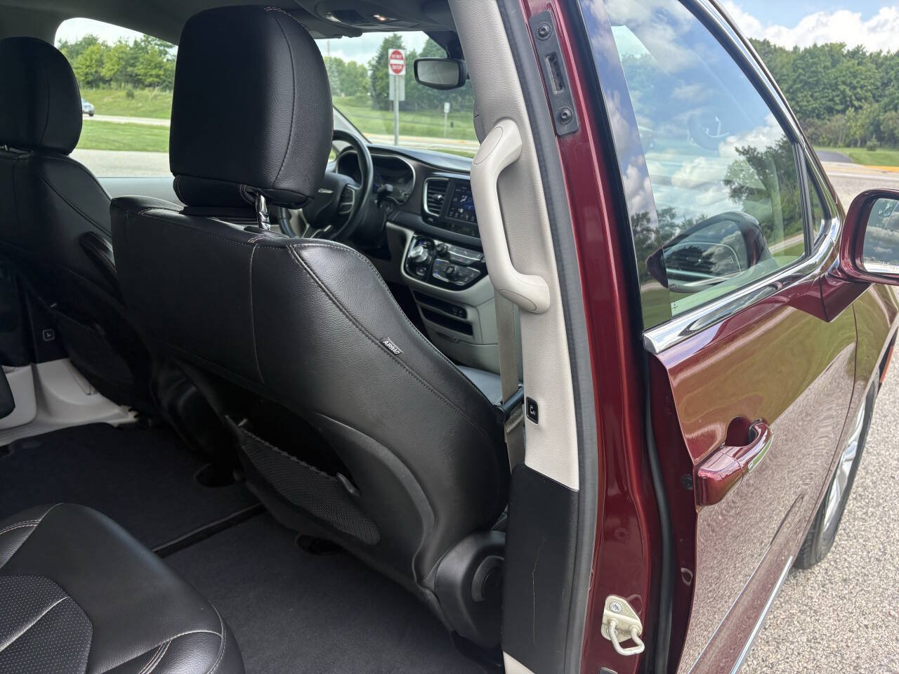Used 2018 Chrysler Pacifica Touring-L FWD image 32