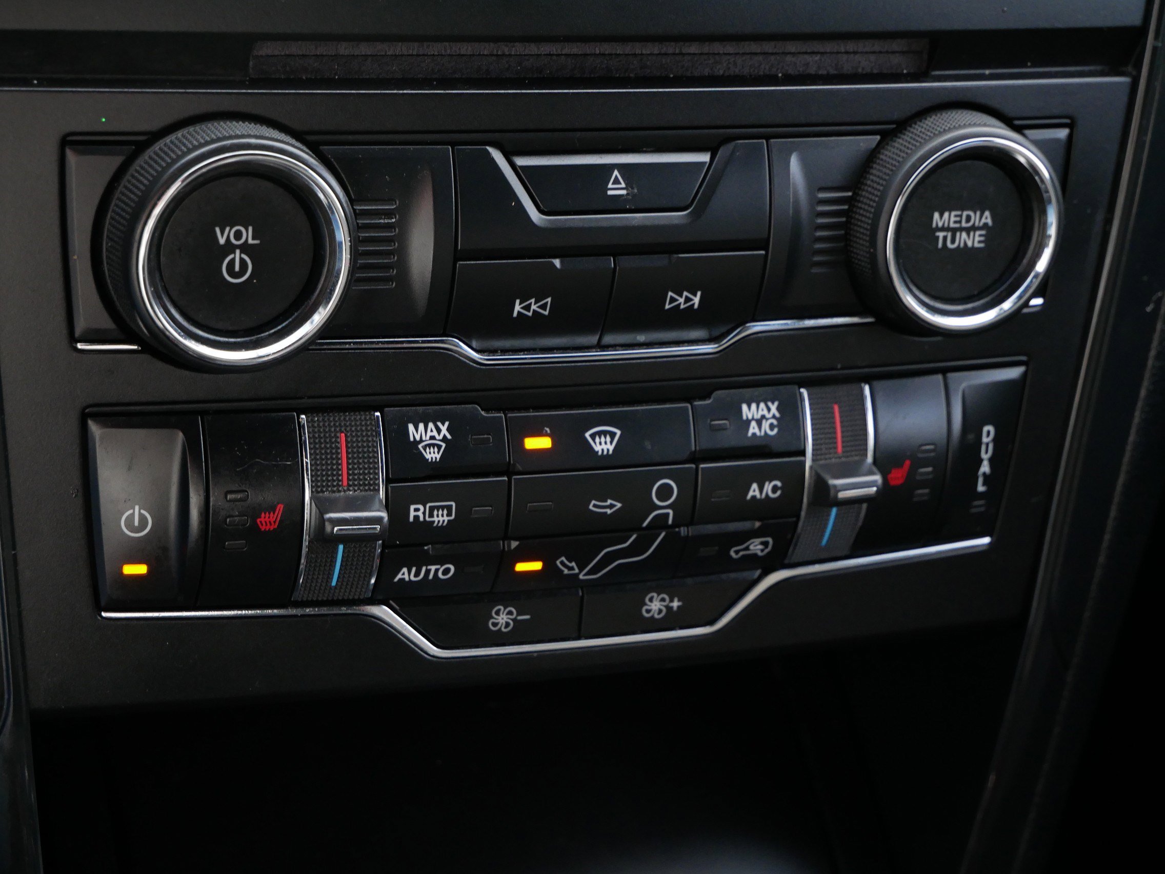 Used 2018 Ford Explorer XLT w/ Equipment Group 202A image 23