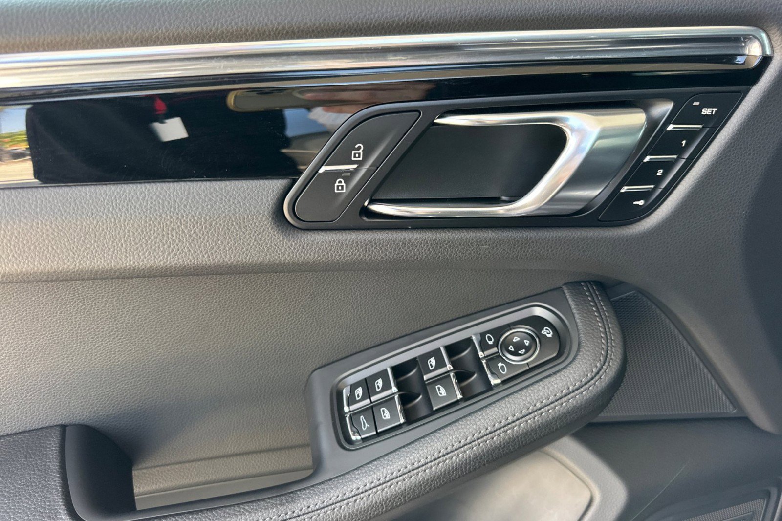 Used 2025 Porsche Macan image 12