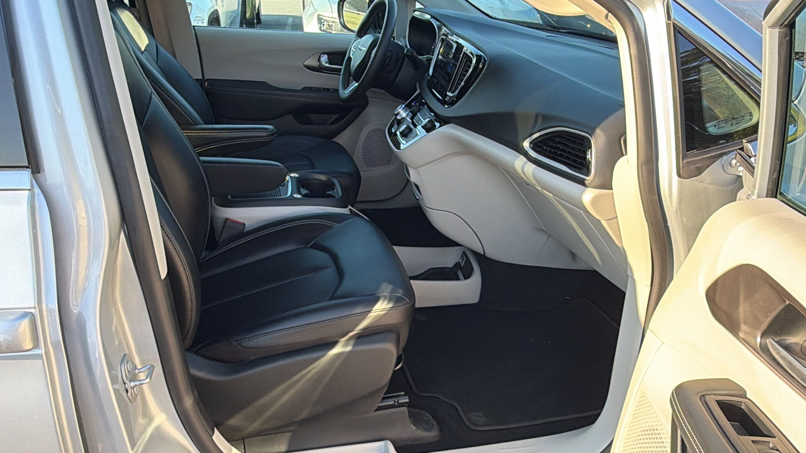 Used 2024 Chrysler Pacifica Touring-L FWD image 19