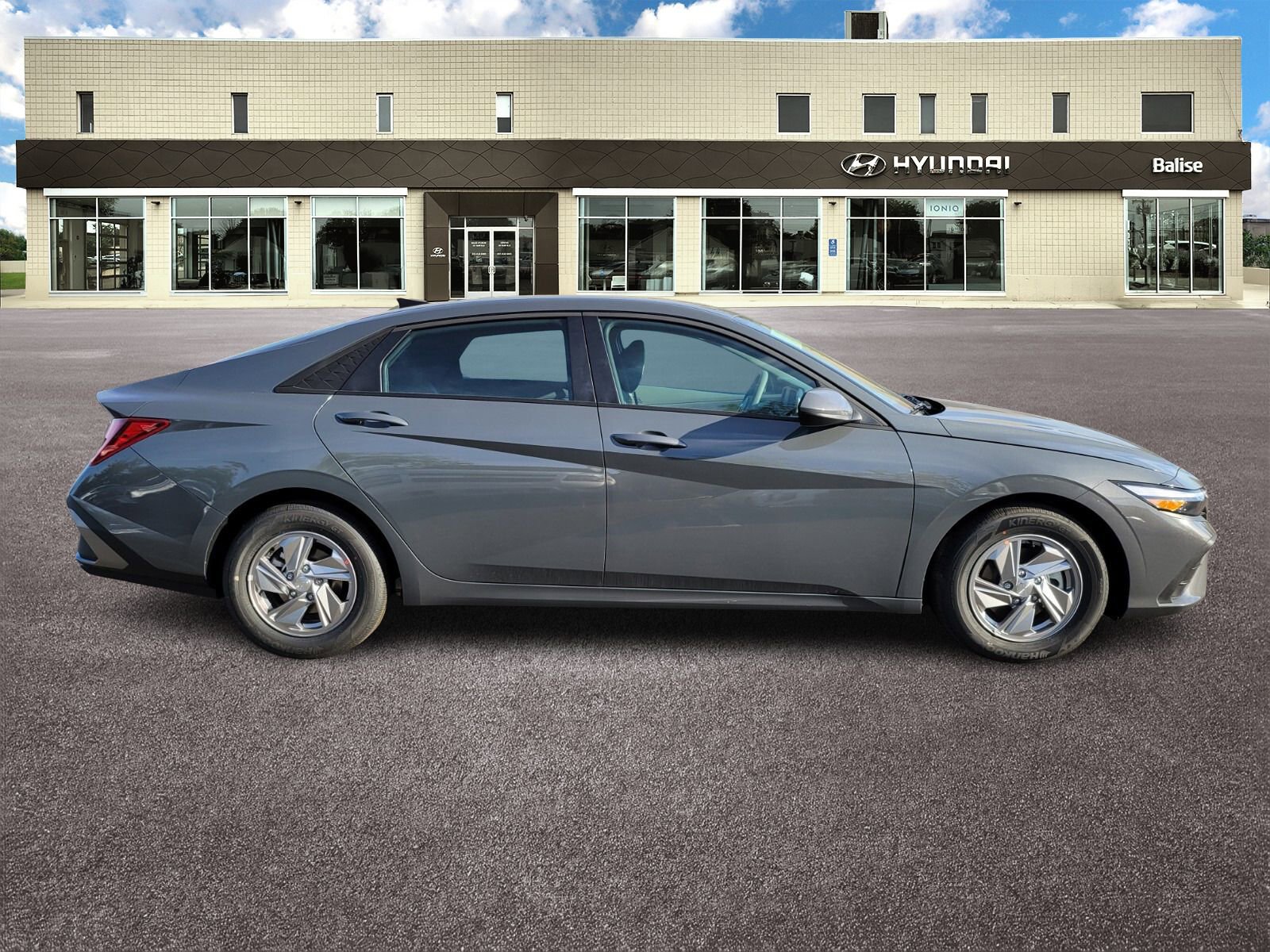 Used 2025 Hyundai Elantra SE image 2