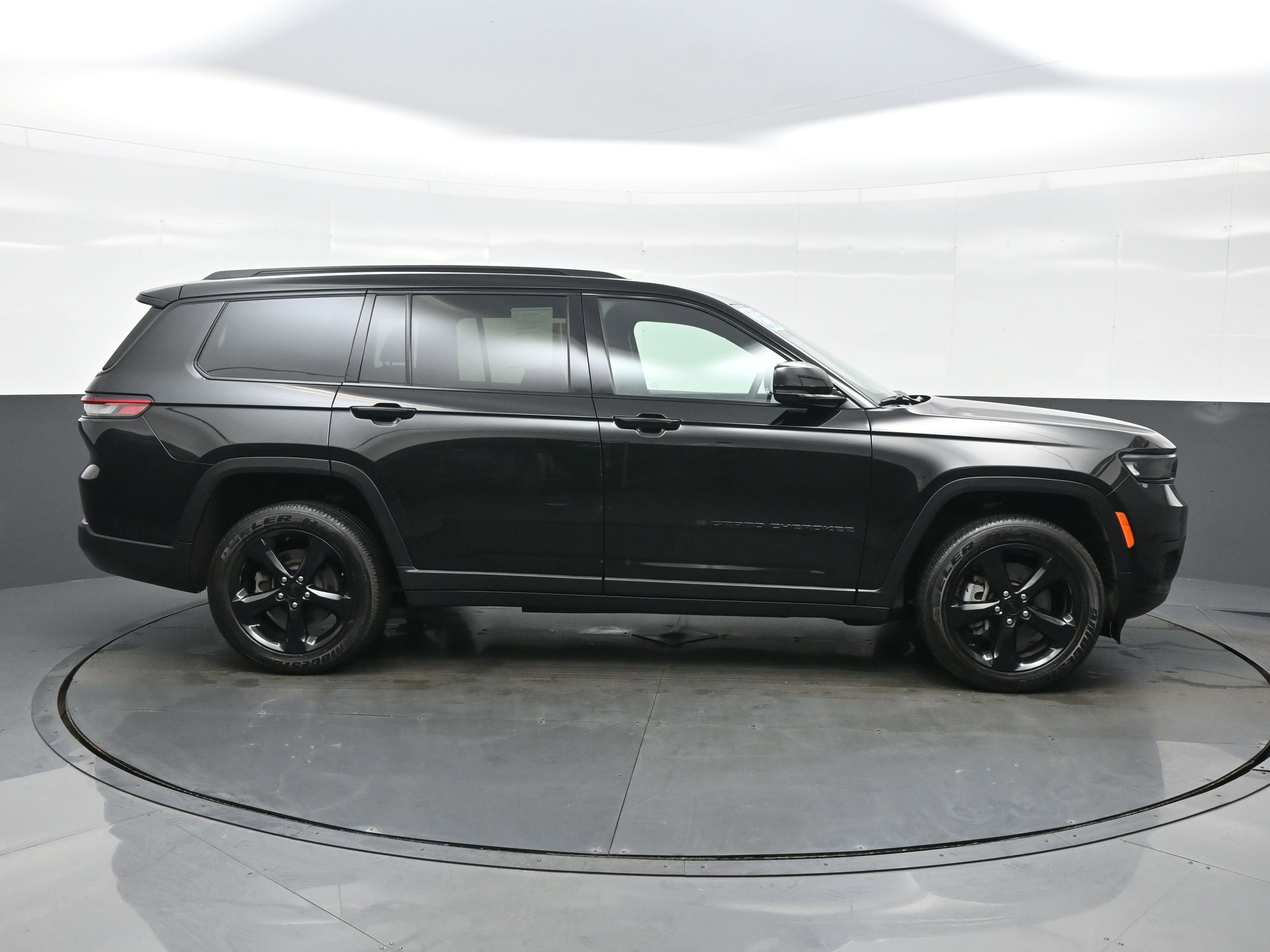 Used 2025 Jeep Grand Cherokee L Altitude image 7