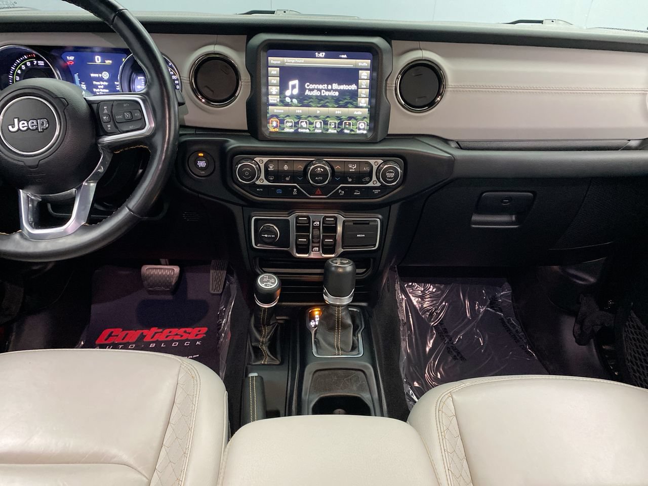 Used 2022 Jeep Wrangler Unlimited Sahara AWD/4WD image 22