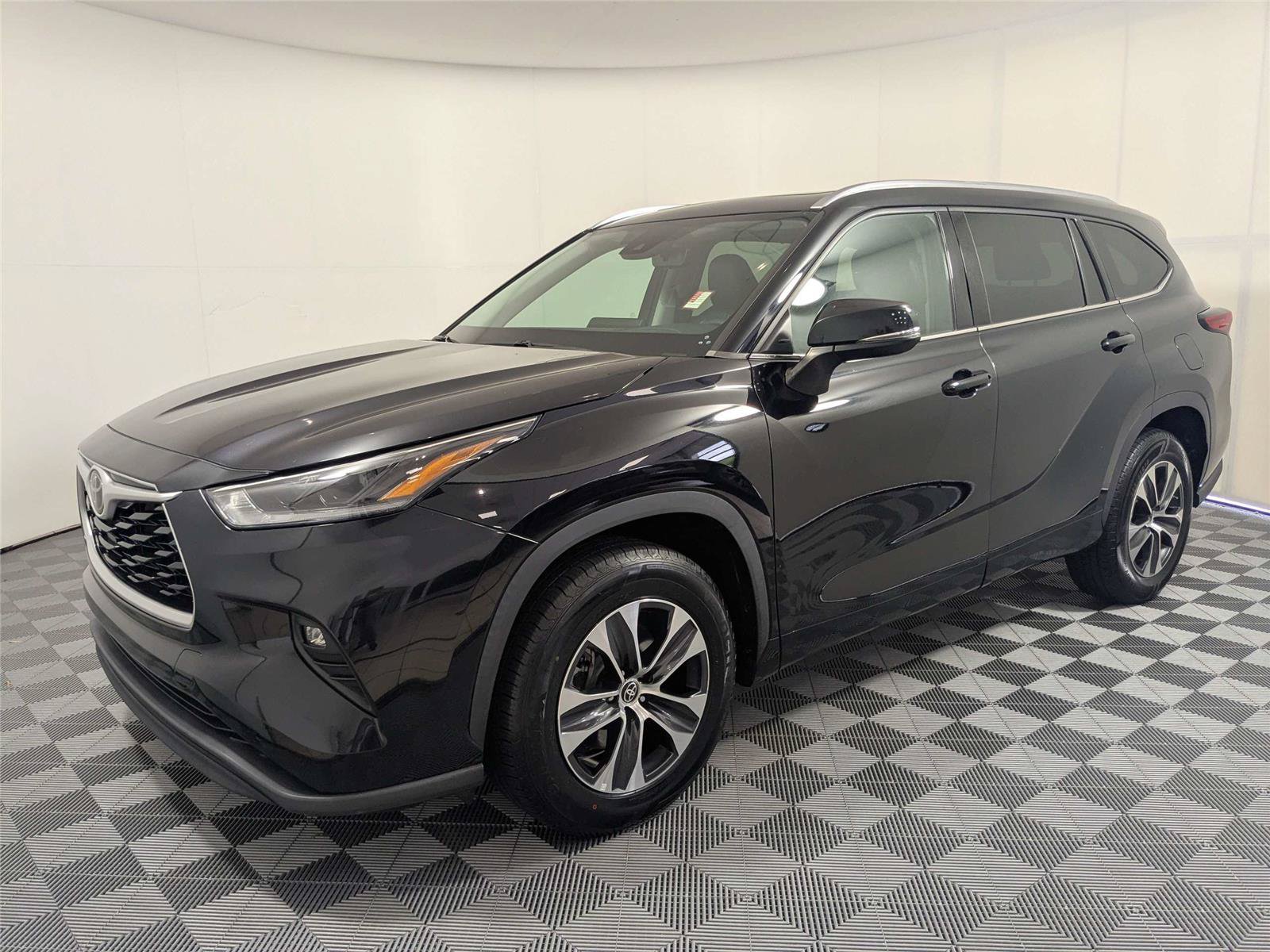 Used 2021 Toyota Highlander XLE FWD image 2