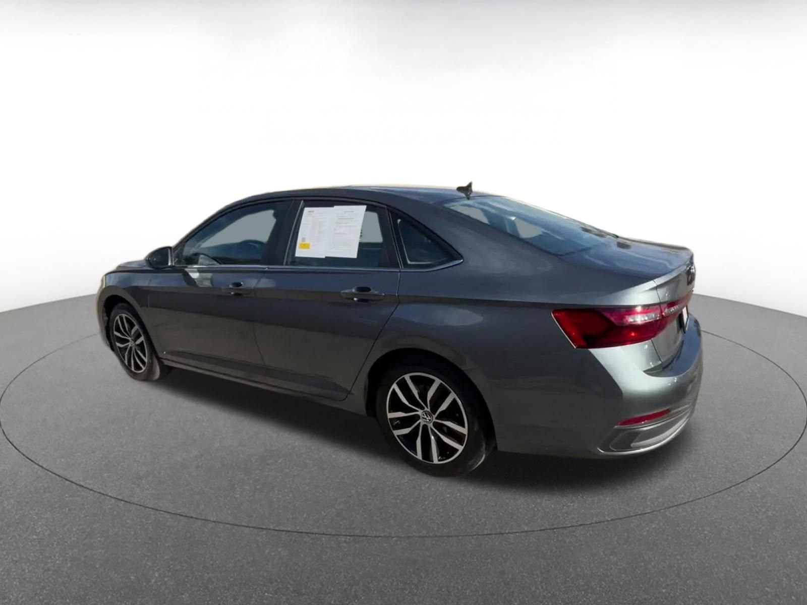 Used 2025 Volkswagen Jetta SE image 10