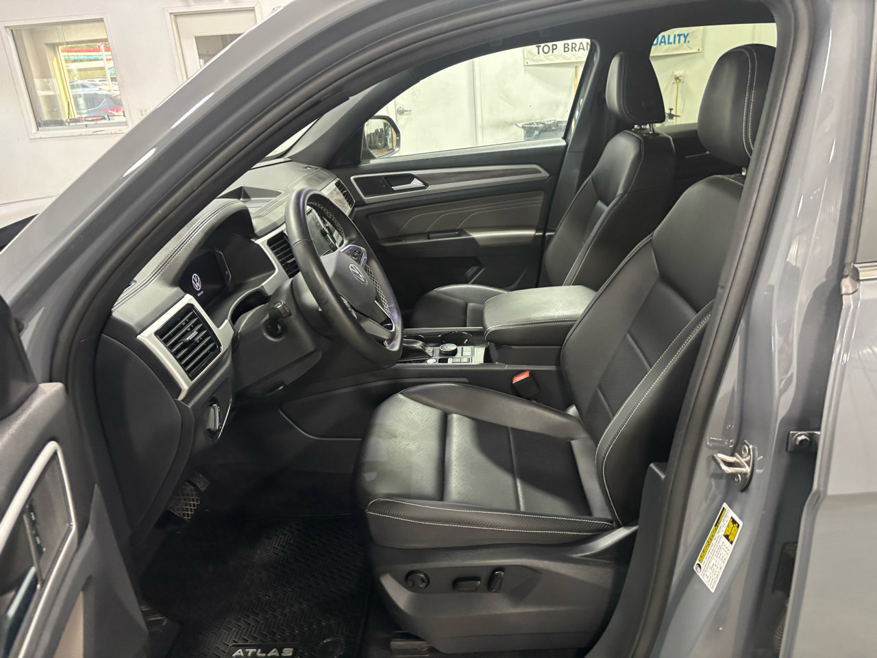 Used 2023 Volkswagen Atlas SE w/ Technology Package w/ Black Wheel Package image 9