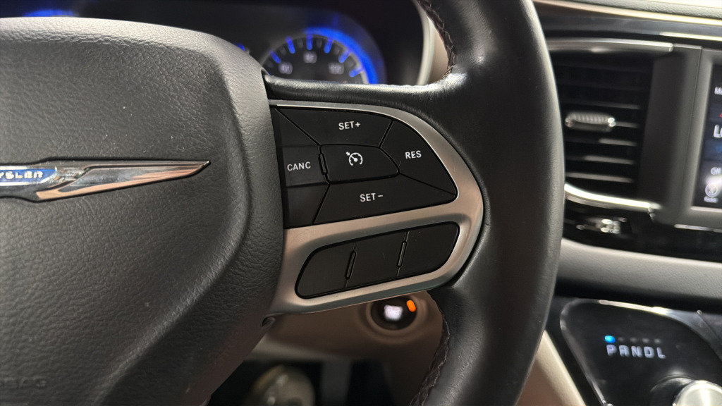 Used 2018 Chrysler Pacifica Touring-L FWD image 22