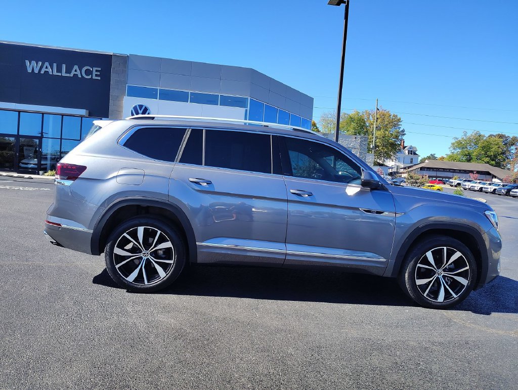 Used 2024 Volkswagen Atlas SEL Premium R-Line AWD/4WD image 4