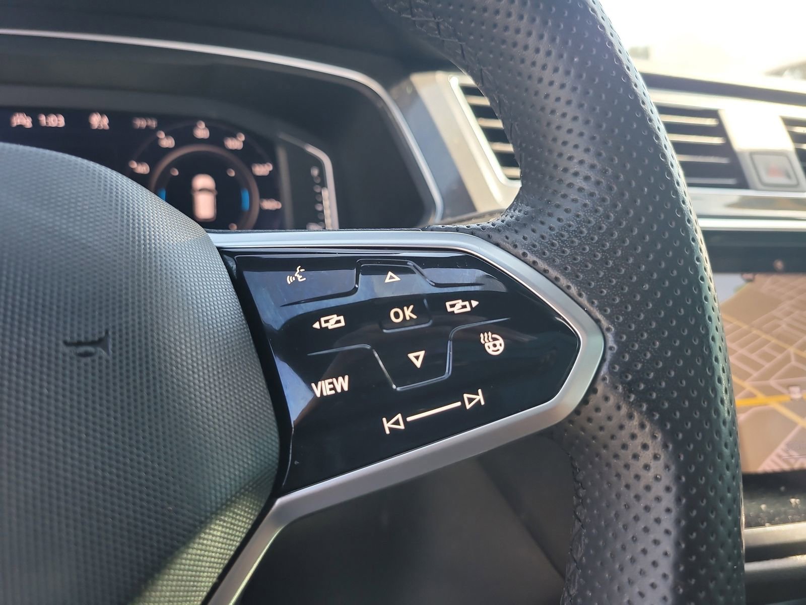 Used 2022 Volkswagen Tiguan SEL R-Line image 32