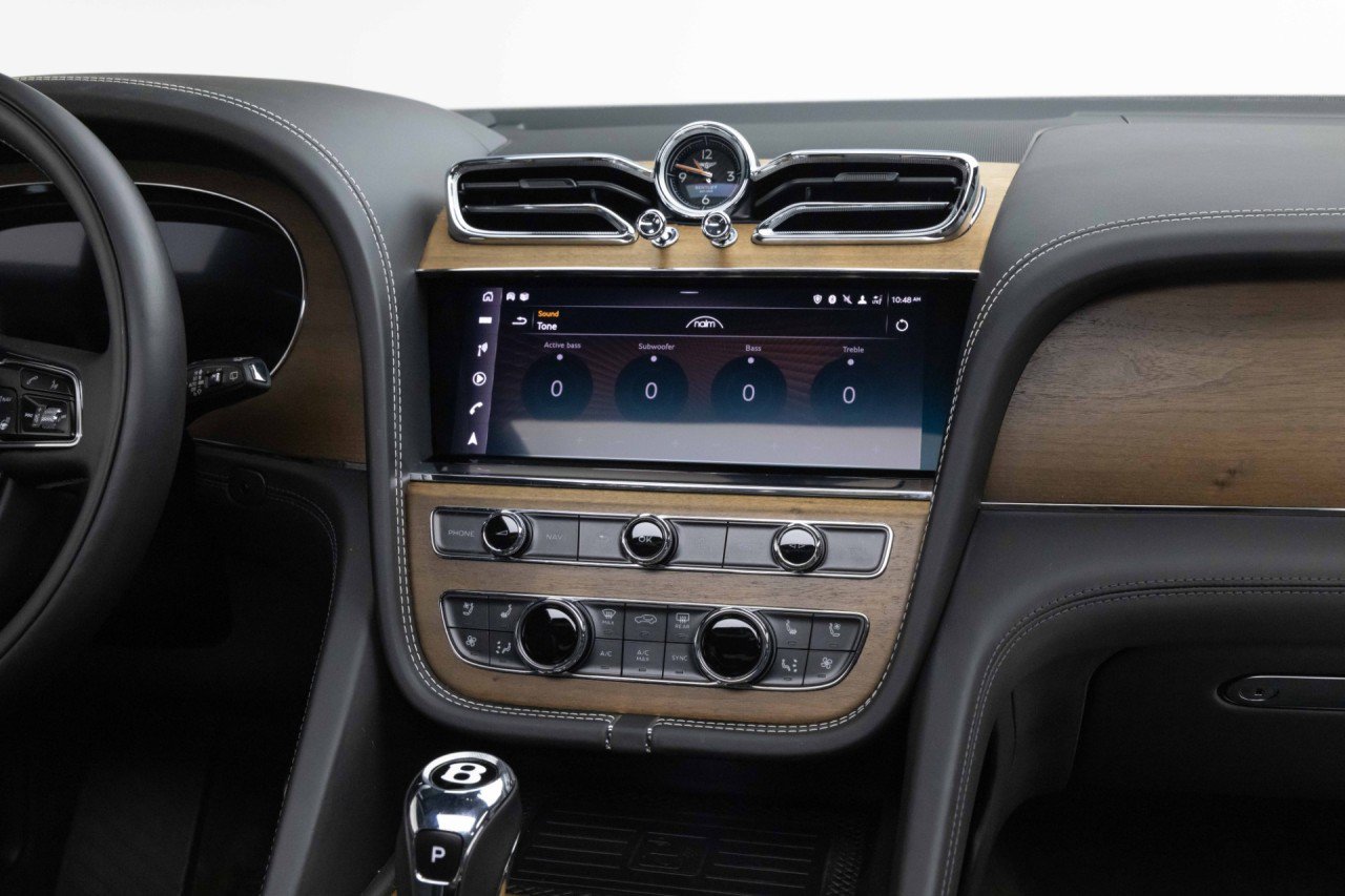 Used 2023 Bentley Bentayga Extended Wheelbase AWD/4WD image 18