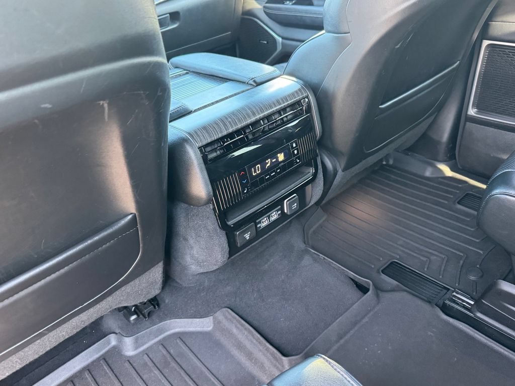 Used 2024 Jeep Wagoneer L Series III w/ Flexible Seating Group AWD/4WD image 18