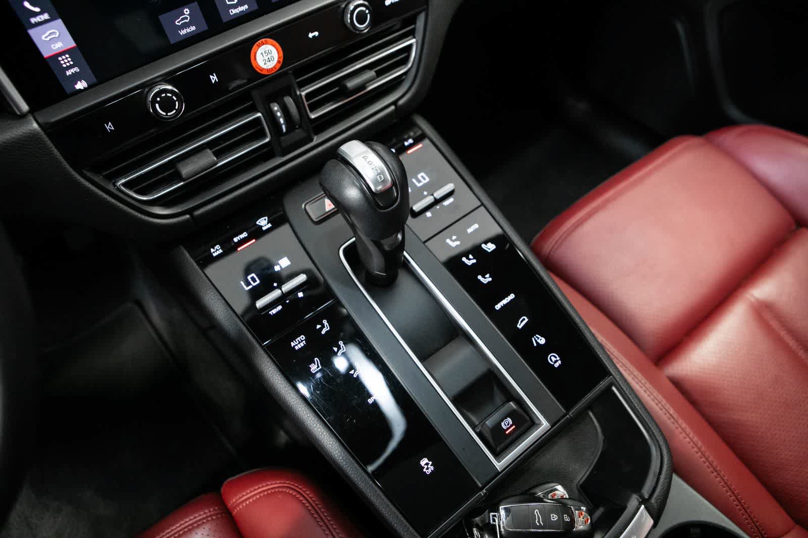 Certified 2022 Porsche Macan AWD/4WD image 23