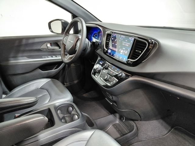Used 2025 Chrysler Pacifica Select image 27