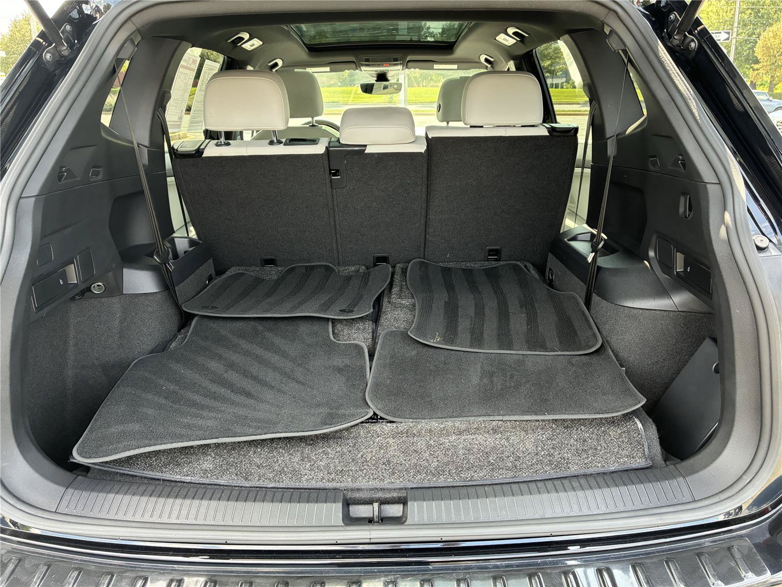 Used 2023 Volkswagen Tiguan SE R-Line FWD image 17