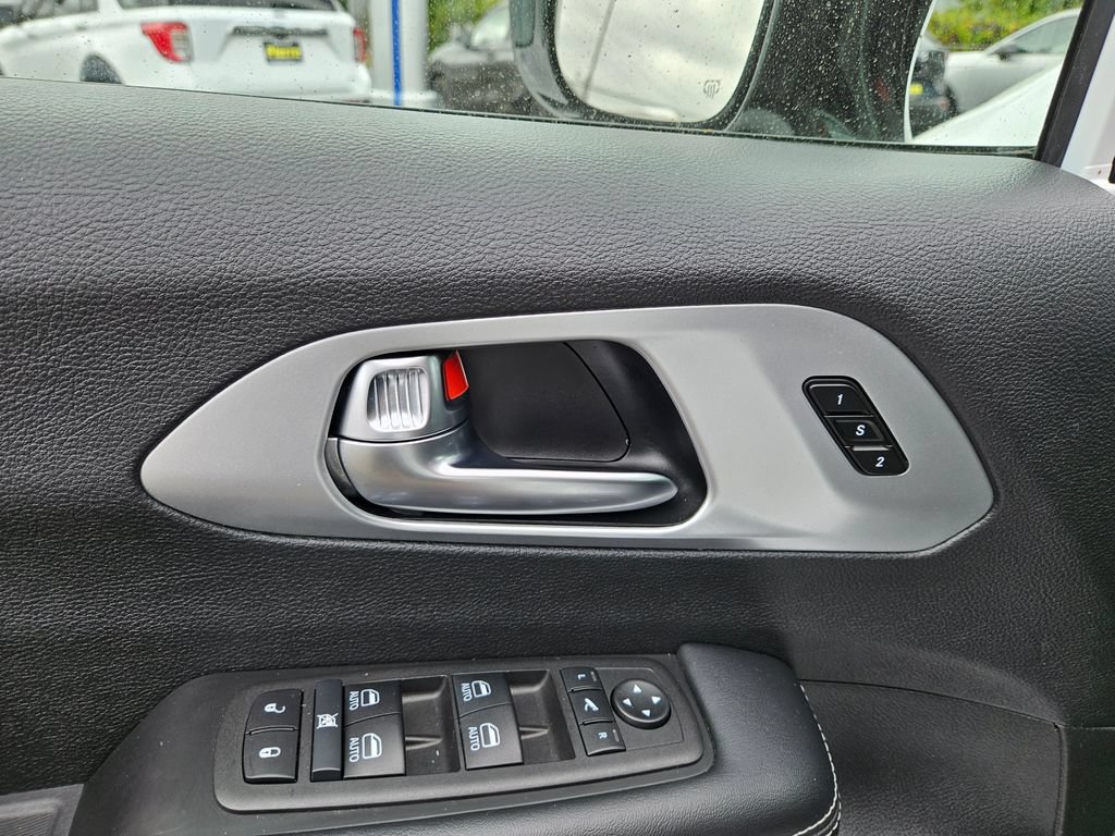 Used 2025 Chrysler Pacifica Limited FWD image 24