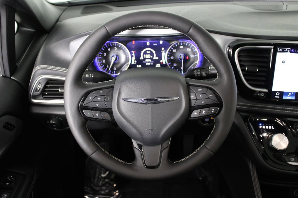 Used 2025 Chrysler Pacifica Limited image 7