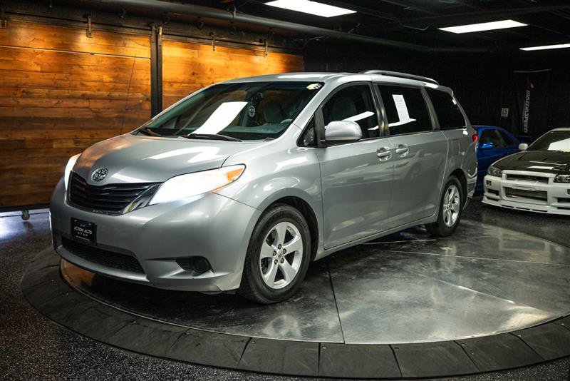 Used 2012 Toyota Sienna LE w/ Towing Pkg image 2