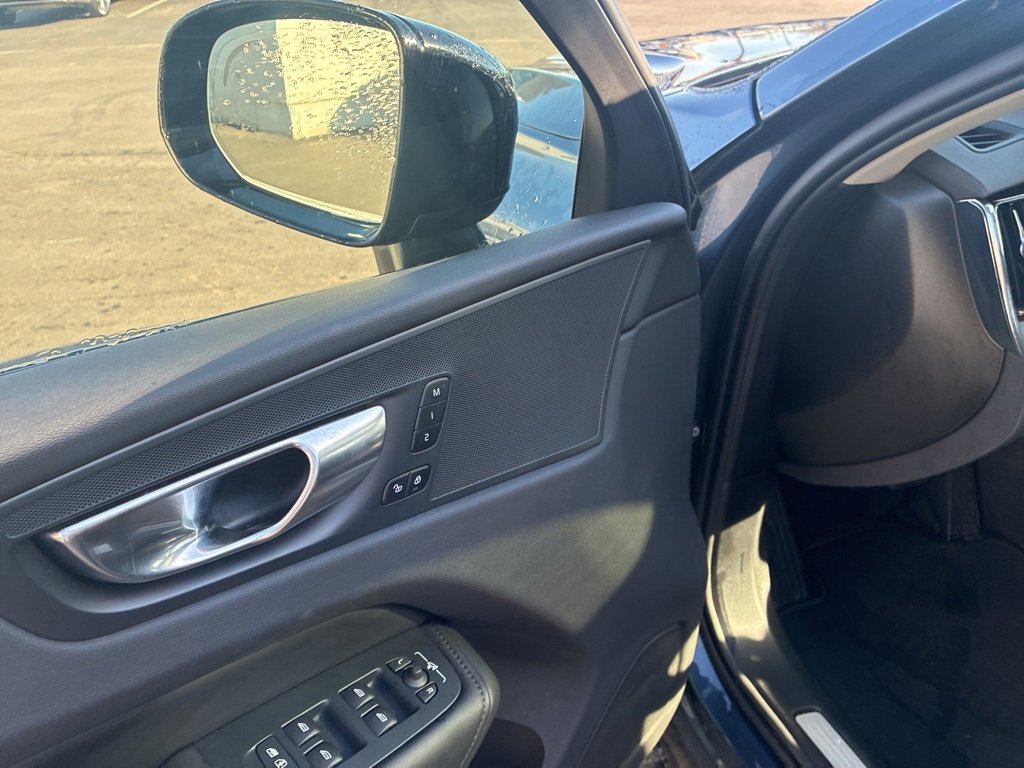 Certified 2025 Volvo XC60 B5 Plus image 9