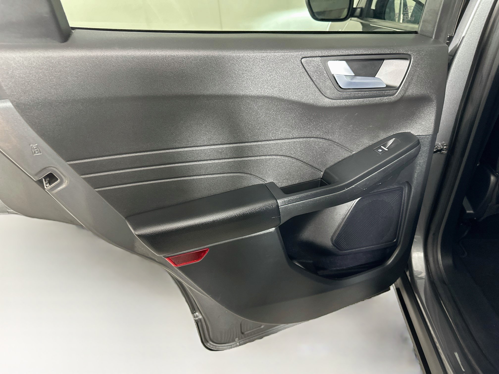 Used 2025 Ford Escape ST-Line Select AWD/4WD image 25