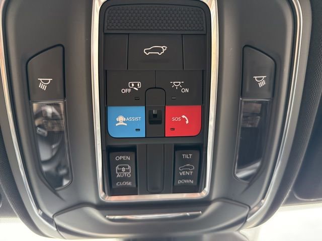 Used 2023 Jeep Grand Cherokee L Laredo image 32