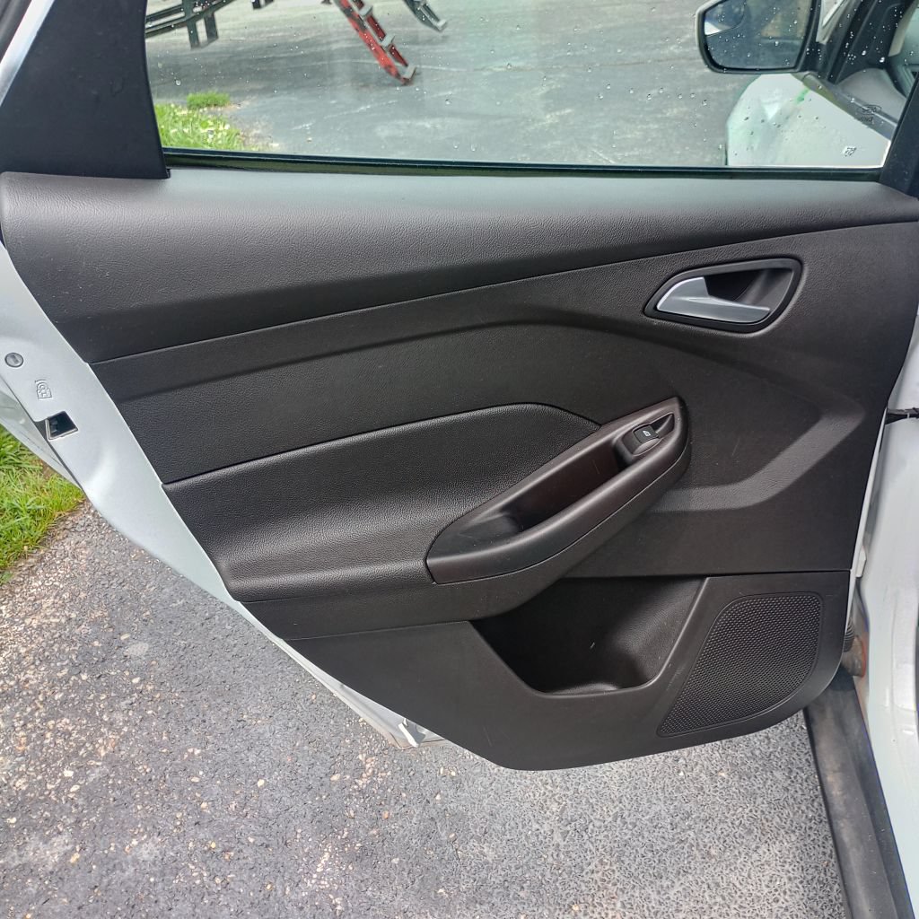Used 2018 Ford Focus SE w/ SE Appearance Package FWD image 16