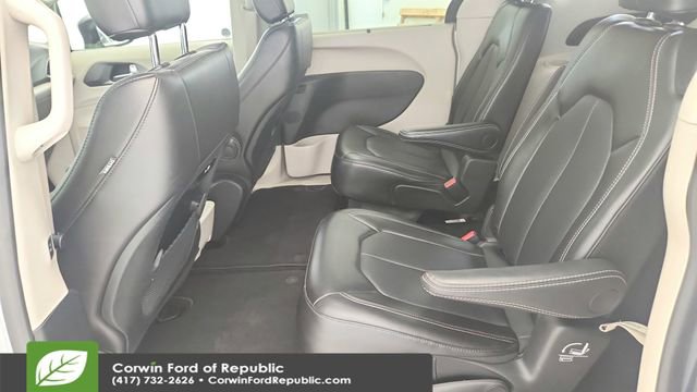 Used 2024 Chrysler Pacifica Touring-L image 22