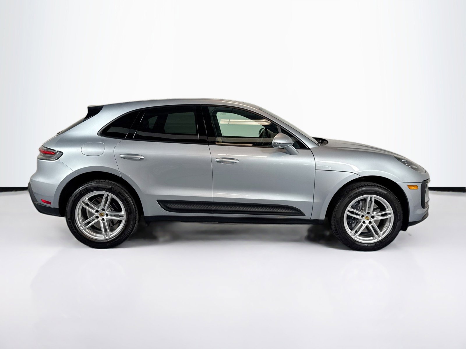 Used 2025 Porsche Macan Turbo AWD/4WD image 8