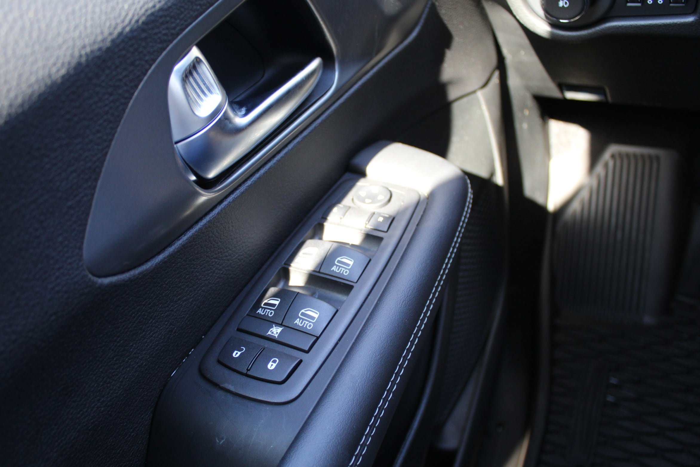 Used 2025 Chrysler Pacifica Select w/ Fav Edition Package FWD image 31