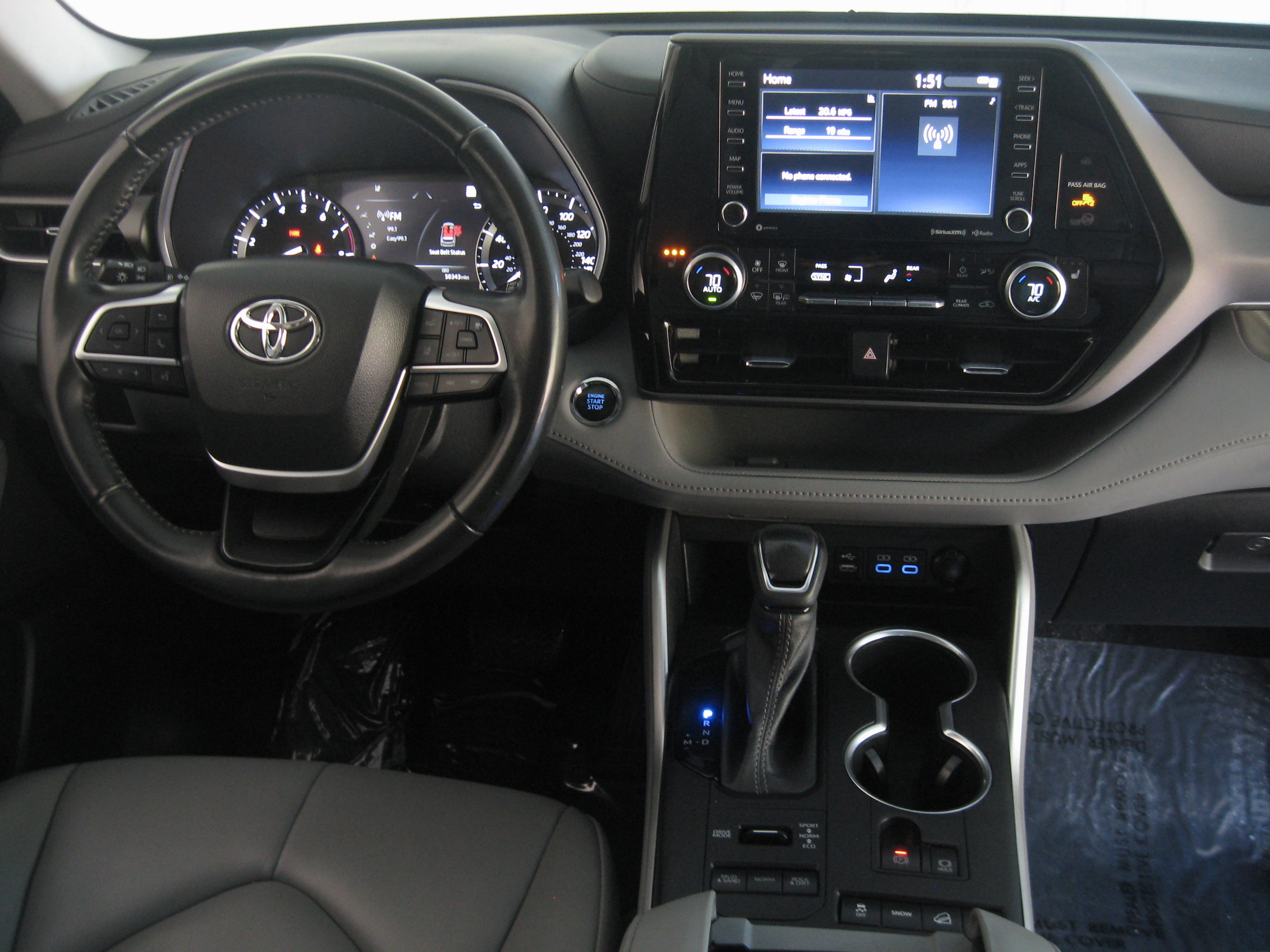Used 2022 Toyota Highlander XLE image 2