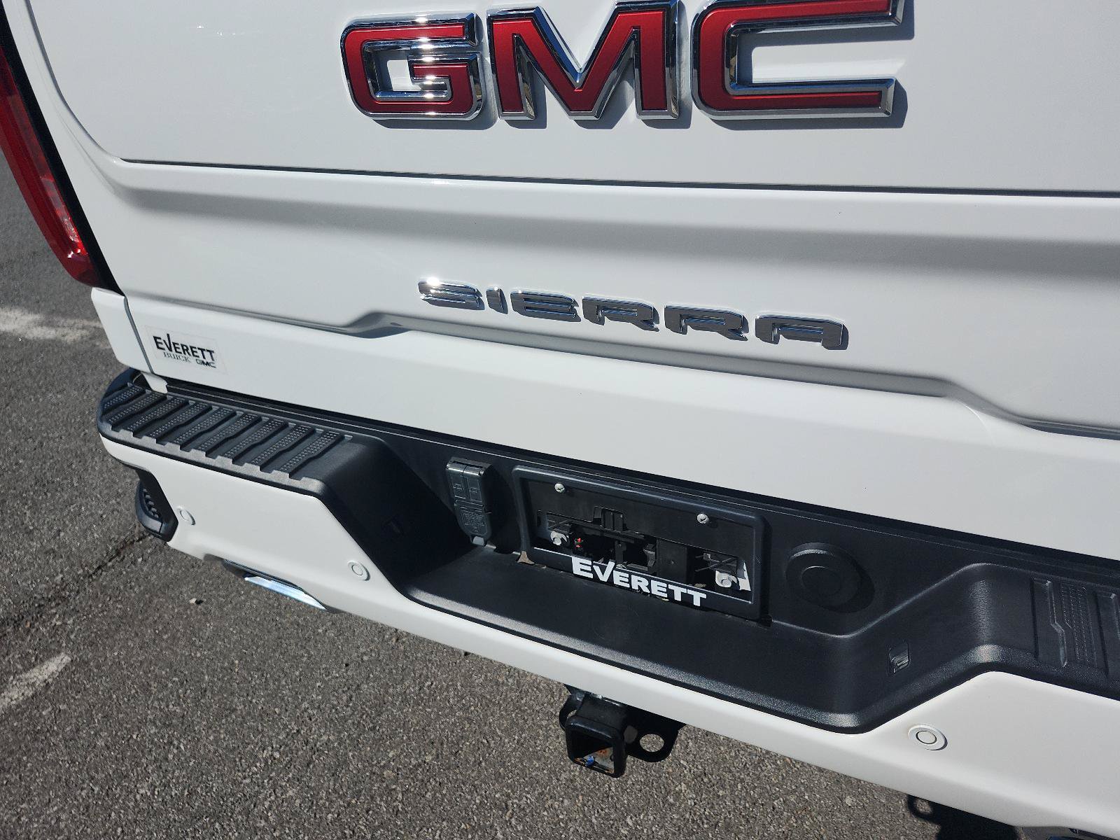 Used 2024 GMC Sierra 1500 AT4 w/ Technology Package AWD/4WD image 4