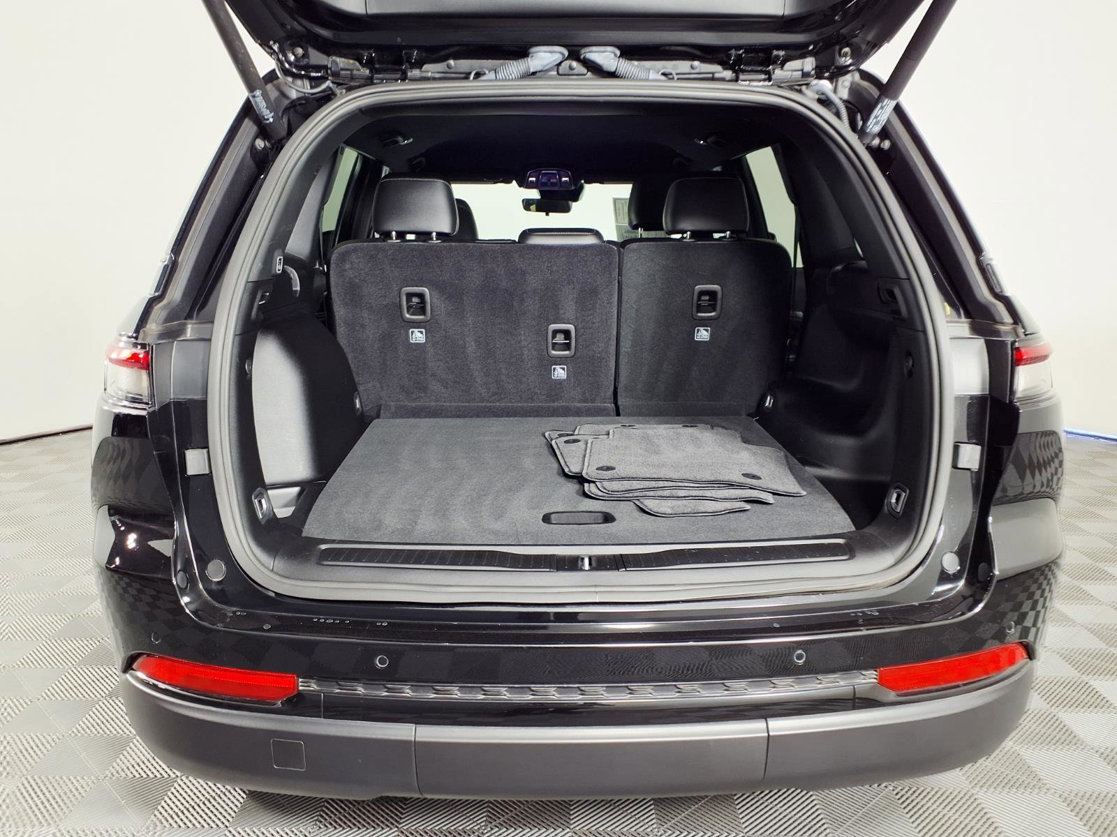 Used 2025 Jeep Grand Cherokee Limited w/ Black Appearance Package image 8