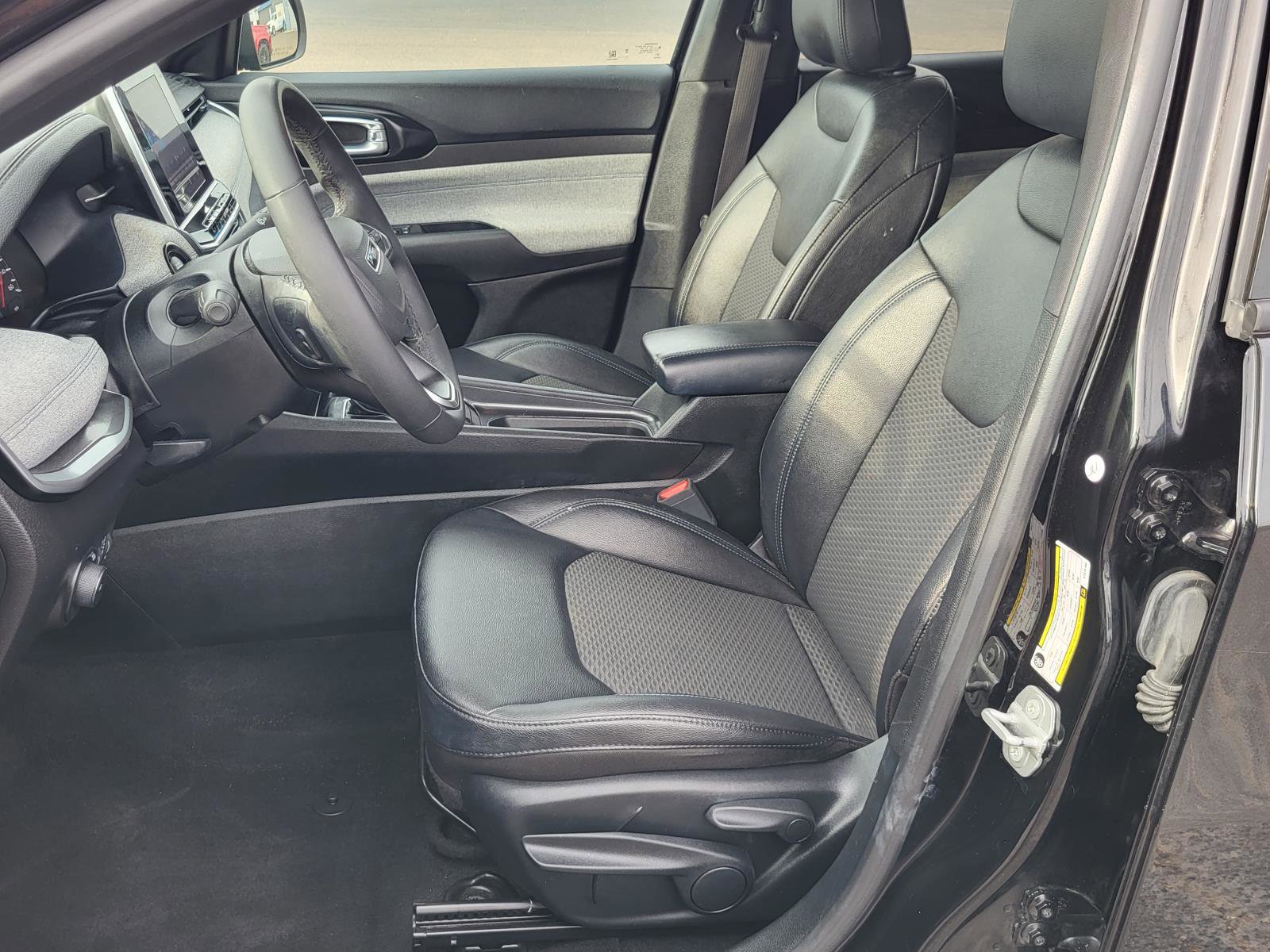 Used 2025 Jeep Compass Latitude image 17