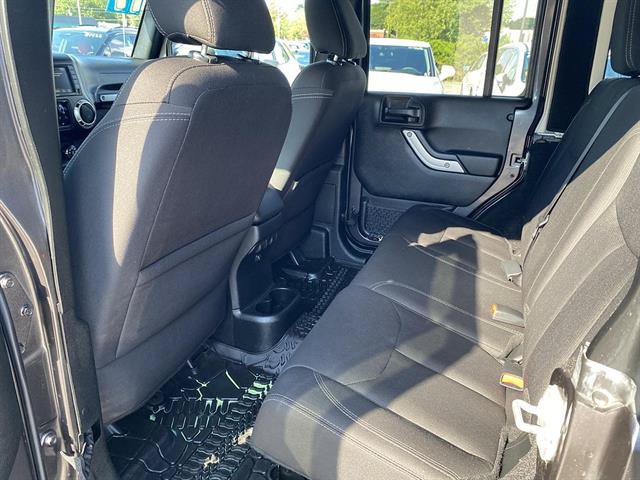 Used 2017 Jeep Wrangler Unlimited Sahara w/ Connectivity Group AWD/4WD image 43