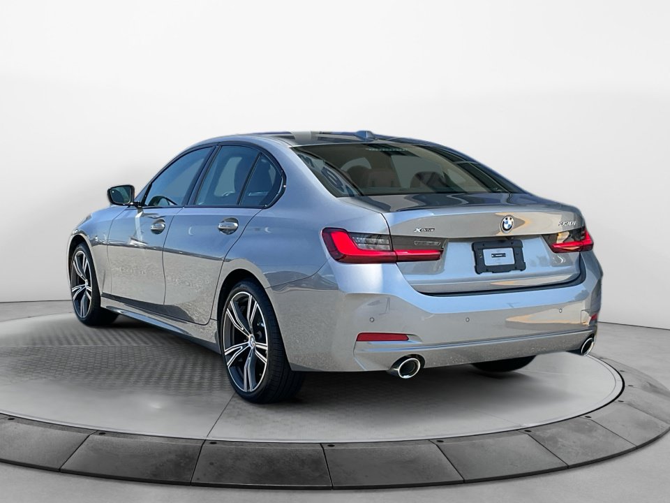 Used 2023 BMW 330i xDrive Sedan w/ Premium Package AWD/4WD image 5