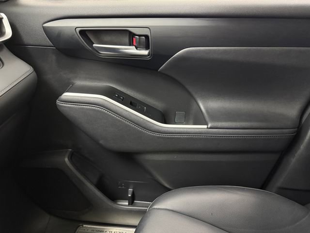 Used 2023 Toyota Highlander XLE FWD image 23