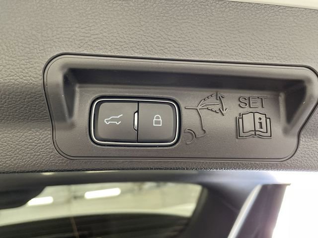 Used 2022 Ford Explorer XLT image 16