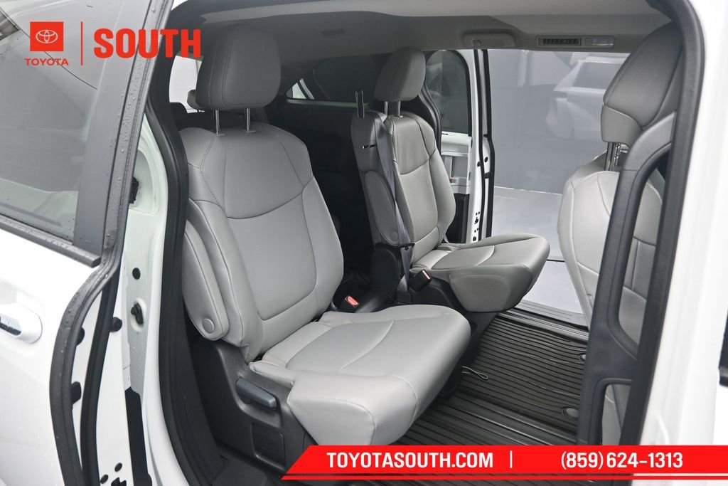 Used 2025 Toyota Sienna XLE FWD image 36