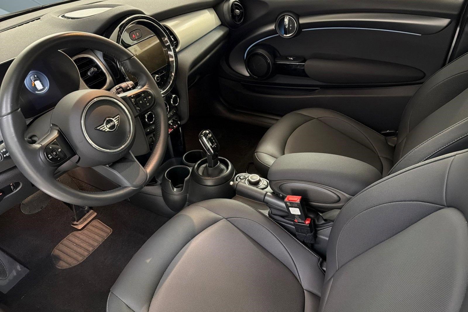 Used 2024 MINI Cooper 2-Door Hardtop FWD image 4