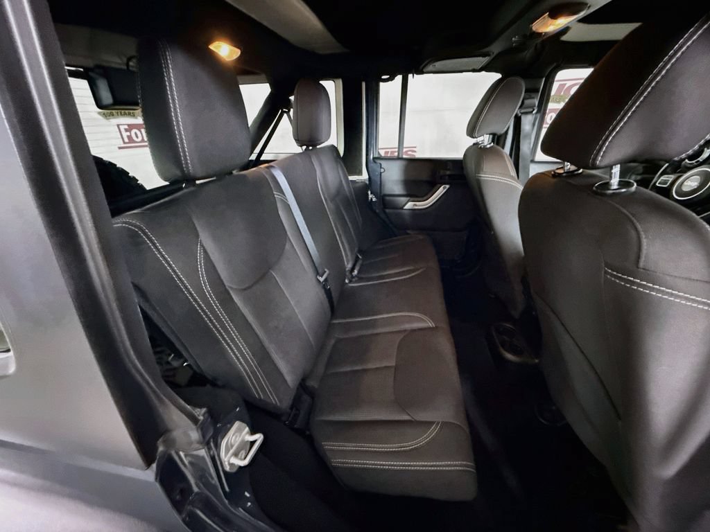 Used 2018 Jeep Wrangler Unlimited Rubicon w/ Connectivity Group AWD/4WD image 26