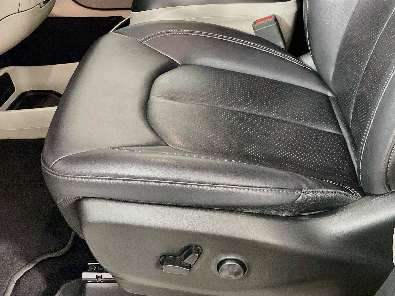 Used 2024 Chrysler Pacifica Touring-L FWD image 16