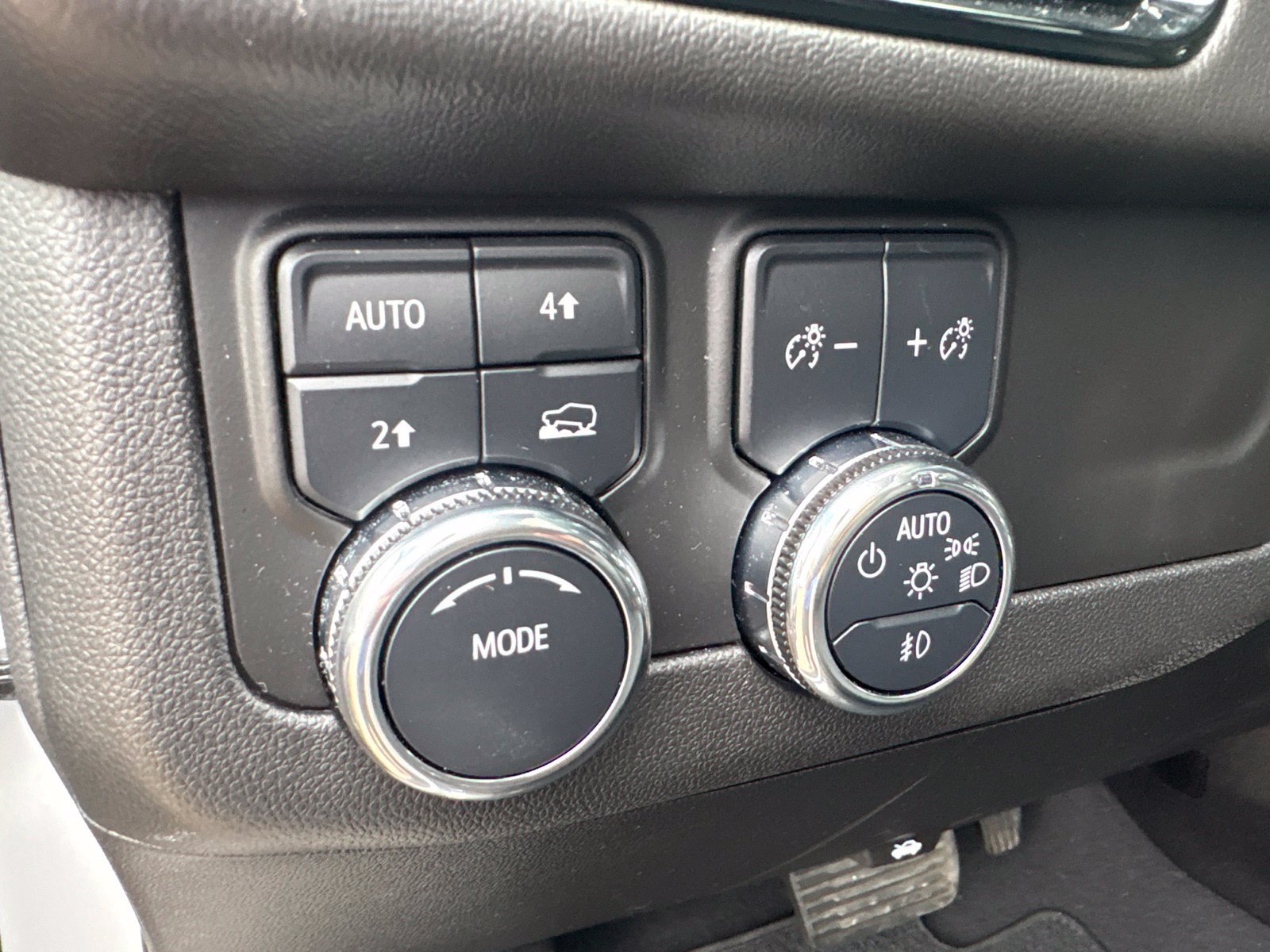 Used 2025 GMC Yukon Denali w/ Sun & Power Step Package AWD/4WD image 16