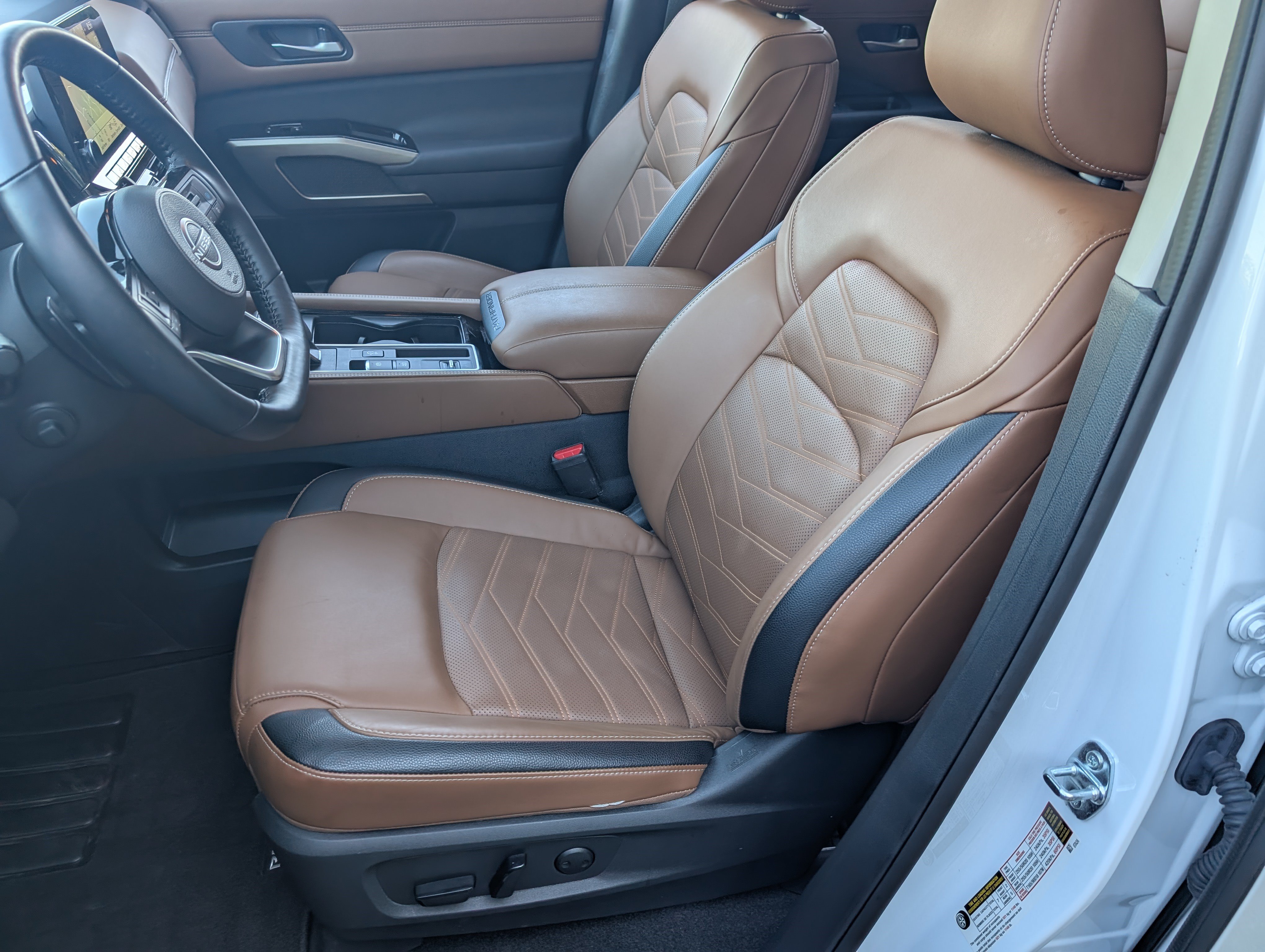 Used 2025 Nissan Pathfinder Platinum FWD image 17