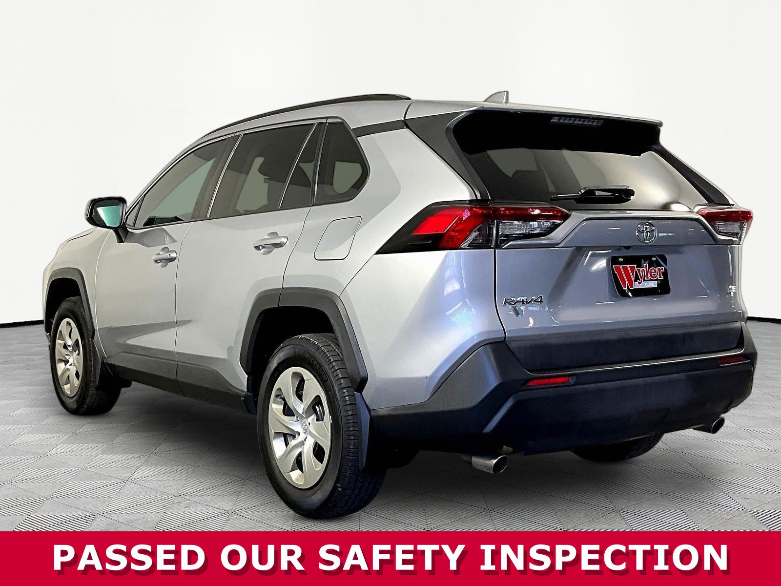 Used 2019 Toyota RAV4 LE w/ Carpet Mat Package FWD image 4