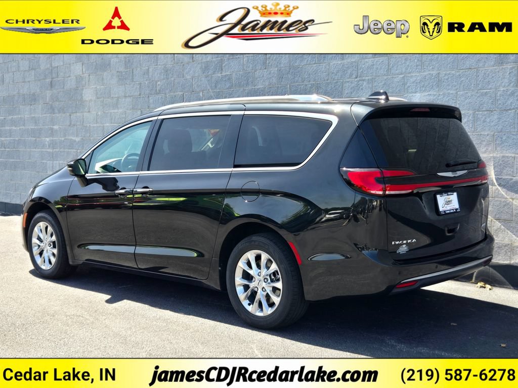 Used 2021 Chrysler Pacifica Touring-L w/ Uconnect Theater Family Group AWD/4WD image 3