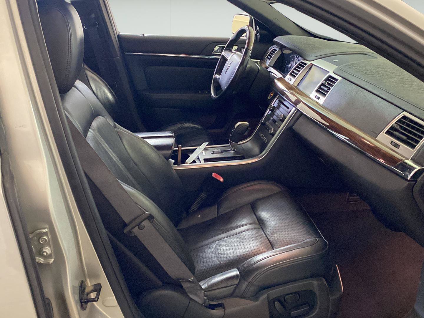 Used 2009 Lincoln MKS AWD image 31