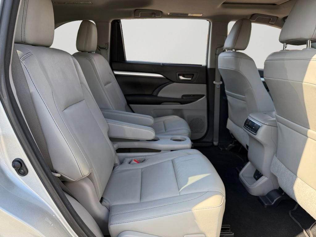 Used 2017 Toyota Highlander XLE w/ Carpet Mat Package image 8